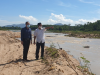 Ông Phan Văn Cường, Phó chủ tịch UBND huyện đi kiểm tra hiện trường việc tạm dừng khai thác cát của các Doanh nghiệp trên địa bàn