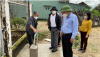 Đồng chí Lê Bá Thành, Tỉnh ủy viên, Bí thư huyện nghiệm thu hệ thống nước sinh hoạt được dẫn về nhà Rông Khu phố Suối Mây