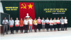 Đồng chí Trần Văn Thái, Phó Giám đốc Trung tâm Chính trị huyện Vân Canh (người đứng phía bên trái)Trao giấy chứng nhận cho các học viên hoàn thành lớp sơ cấp lý luận chính trị