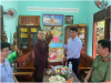 Đồng chí Lương Đình Tiên, Phó Bí thư Chủ tịch UBND huyện Vân Canh thăm, tặng quà chùa thị trấn Vân Canh
