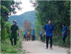 Các bạn sinh viên tình nguyện đang phát quang bụi rậm tại làng Canh Tiến, Canh Liên