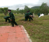 Cán bộ, hội viên cựu chiến binh xã  Canh Liên (Huyện Vân Canh) dọn vệ sinh, thu gom rác thải tại Đoạn đường nông thôn do Hội Cựu chiến binh tự quản