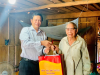 Đồng chí Trần Cang tặng quà gia đình chính sách
