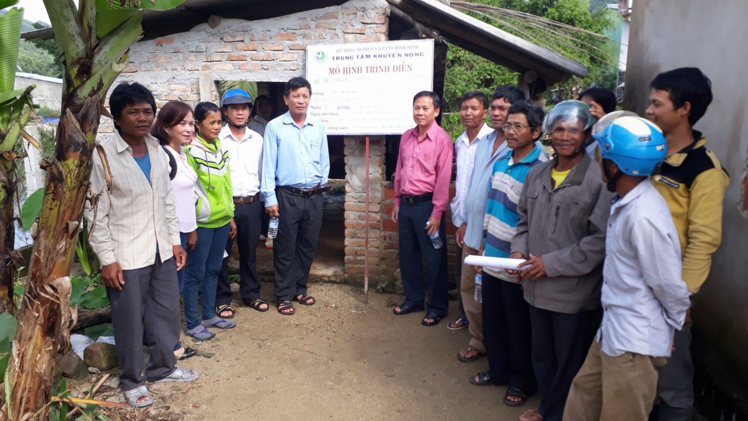 Trung tâm khuyến nông tỉnh nghiệm thu mô hình cải tạo bò địa phương bằng phương pháp nhảy trực tiếp.