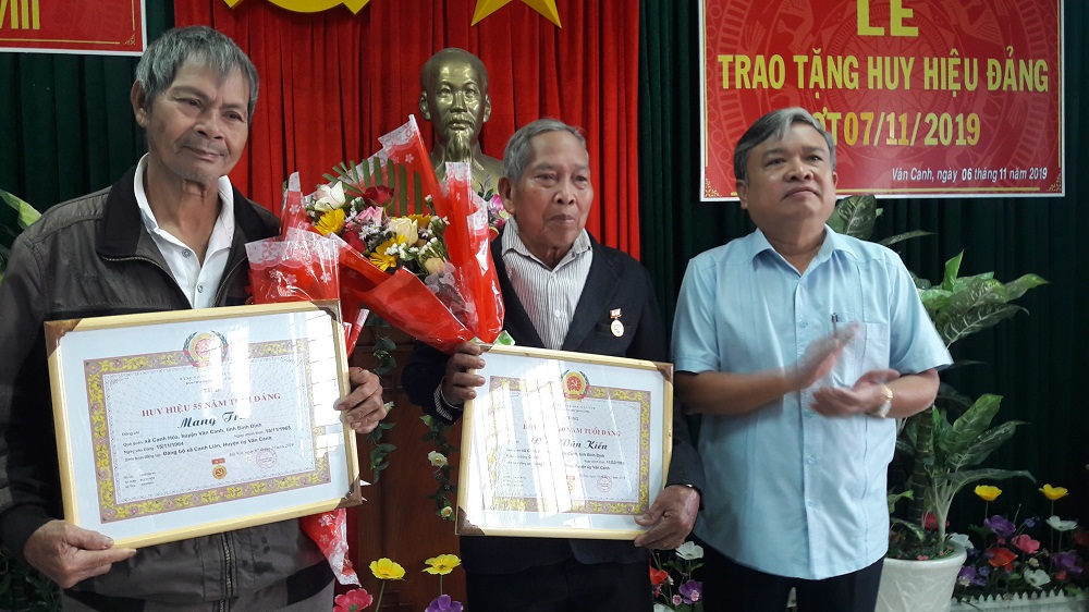 Vân Canh trao tặng Huy hiệu Đảng đợt 7/11/2019