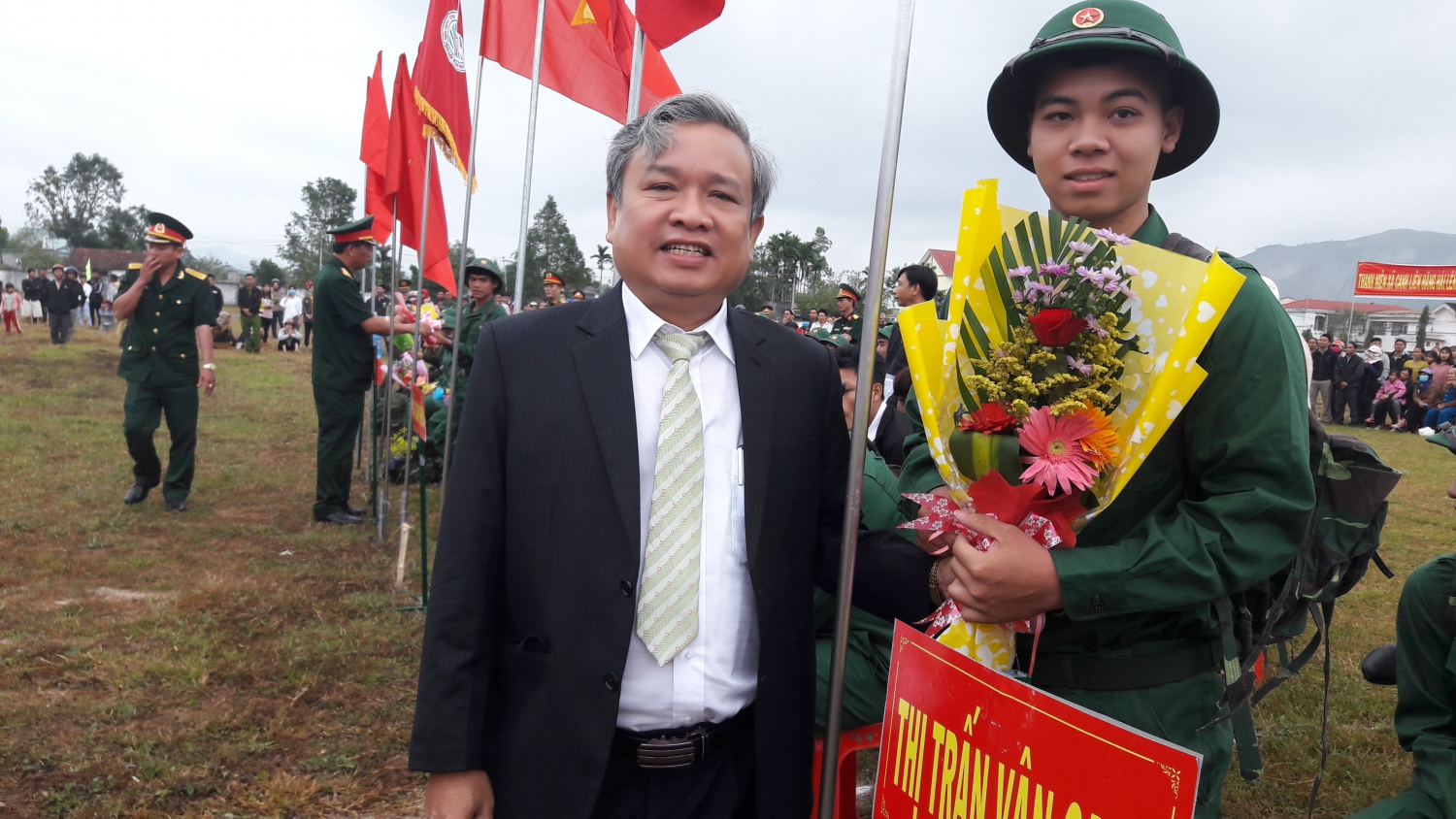 Ông Lê Bá Thành, Bí thư Huyện ủy, Chủ tịch HĐND huyện tặng hoa cho tân binh