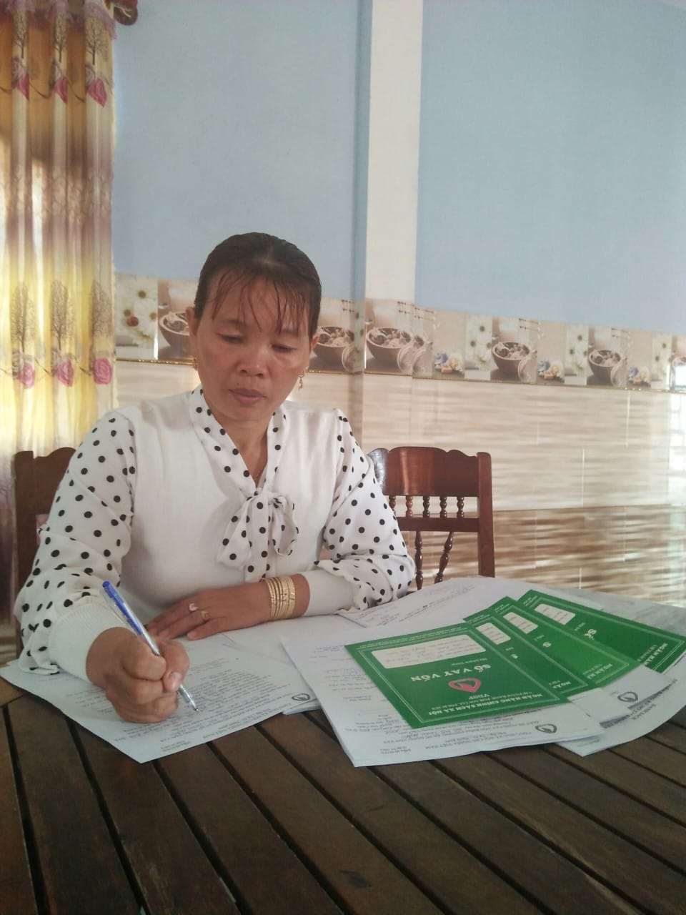 Tổ trưởng tổ tiết kiệm & vay vốn Phan Thị Thúy hằng – thôn Anh Long 2 – xã Canh Vinh đang cập nhật thông tin về vốn vay NHCSXH