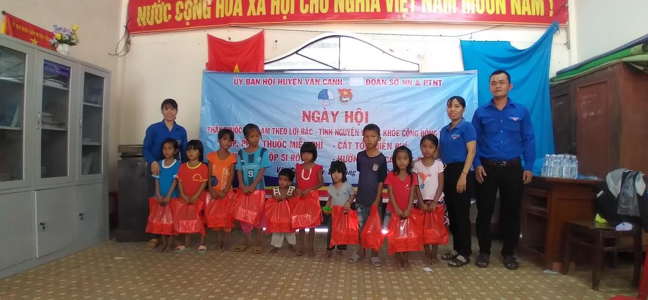 Ngày hội “Thầy thuốc trẻ làm theo lời Bác - Tình nguyện vì sức khỏe cộng đồng” năm 2020 tại làng Kà Bưng, xã Canh Thuận, huyện Vân Canh