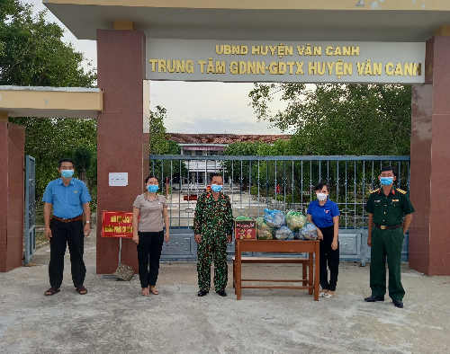 Hỗ trợ  ăn sáng cho khu cách ly tập trung tại Trung tâm GDNN   GDTX Vân Canh