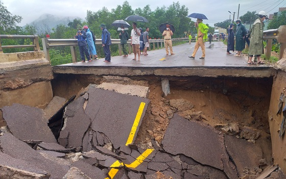 Vân Canh: Lãnh đạo UBND huyện đi kiểm tra phòng chống lụt bão