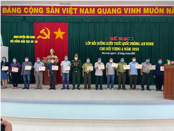 Thượng tá Hà Minh Chiến, Chỉ huy trưởng, Ban Chỉ huy quân sự huyện Vân canh trao giấy chứng nhận cho các học viên