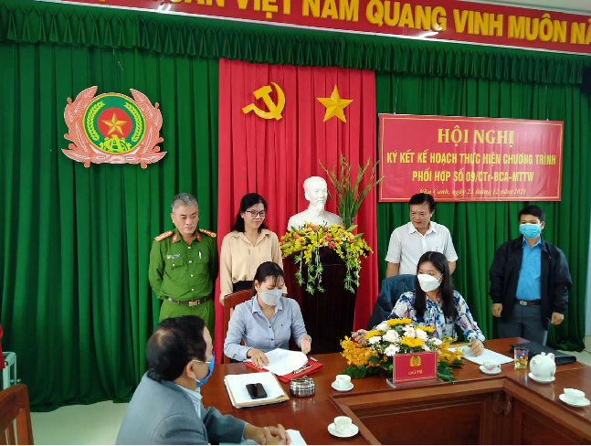 Đại diện lãnh đạo Mặt trận và các Hội đoàn thể huyện ký kết phối hợp với Công an huyện Vân Canh