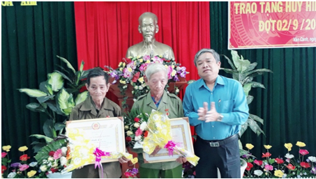 Đồng chí Lê Bá Thành, Tỉnh ủy viên, Bí thư huyện ủy trao Huy hiệu Đảng 50 tuổi Đảng, cho đảng viên ở cơ sở