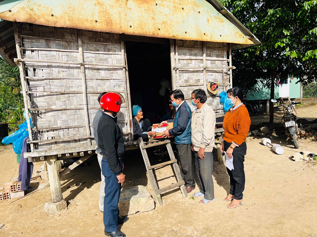 Ông Phạm Thành Tuyên   Chủ tịch Ủy ban MTTQ Việt Nam huyện thăm, động viên và hỗ trợ cho gia đình bà Rah Lan M Chơi