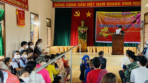 Bà con làng Canh Giao xã Canh Hiệp tham dự đón mừng đồng chí Lê Kim Toàn Phó Bí thư thường trực Tỉnh ủy, trưởng đoàn Đại biểu Quốc hội tỉnh về chúc tết bà con