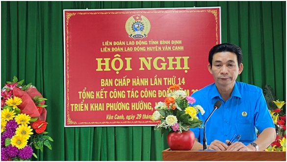 Đồng chí Lê Thanh Trà Chủ tịch Liên đoàn lao động huyện Vân Canh phát biểu trước Hội nghị