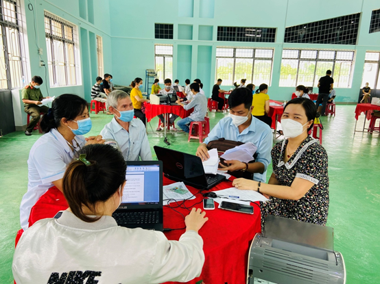 Nhân viên Trung tâm Y tế huyện Vân Canh đang nhập dữ liệu tiêm vắc xin phòng, chống dịch Covid 19