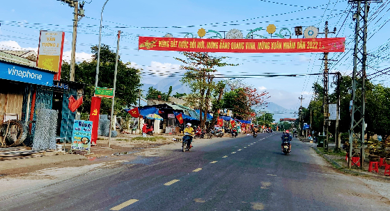 Băng rôn, cờ được treo 02 bên đường Quang Trung