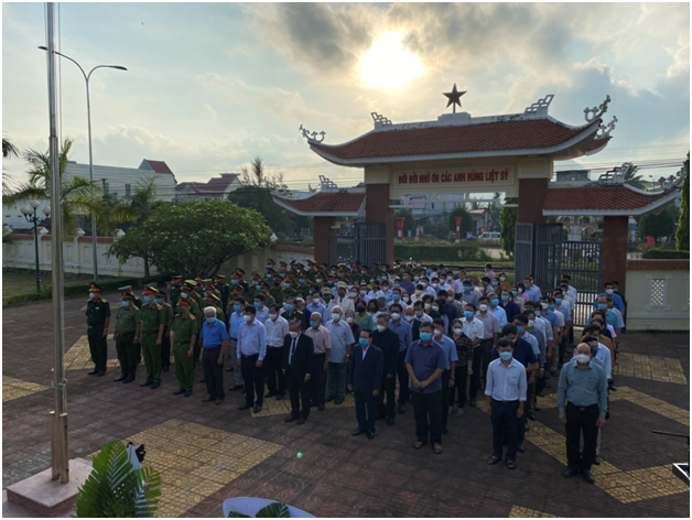 Các đồng chí Lãnh đạo huyện cùng toàn thể bà con nhân dân đã đến viếng và dâng hương tại nghĩa trang liệt sĩ