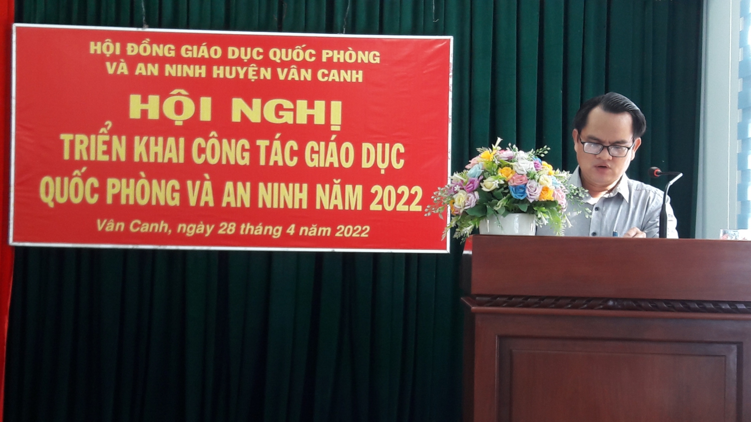 Ông Nguyễn Xuân Việt, phó chủ tịch UBND huyện , chủ tịch Hội đồng giáo dục quốc phòng và an ninh huyện phát biểu chỉ đạo Hội nghị