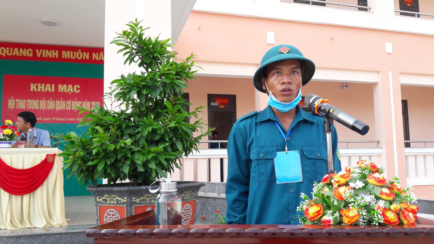 Đồng chí Đinh Văn Vắt, trung đội trưởng Trung đội dân cơ động xã Canh Liên đại diện 196 vân động viên tuyên thệ