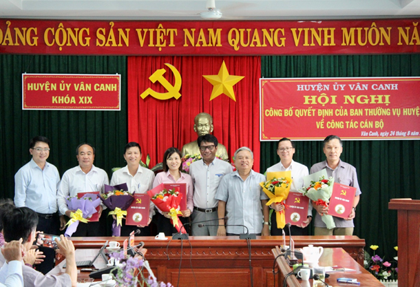 Ban Thường vụ Huyện ủy Vân Canh tổ chức lễ công bố và trao quyết định điều động, luân chuyển cán bộ