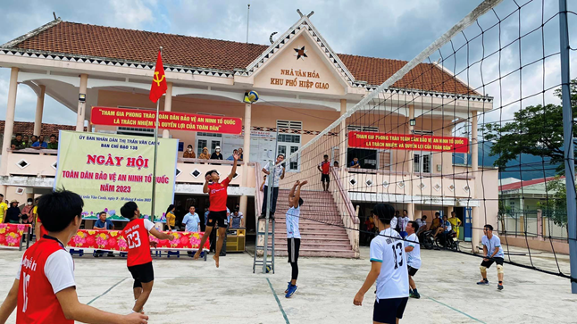 Trận cầu giữa đội bóng thị trấn và đội bóng xã Canh Hòa