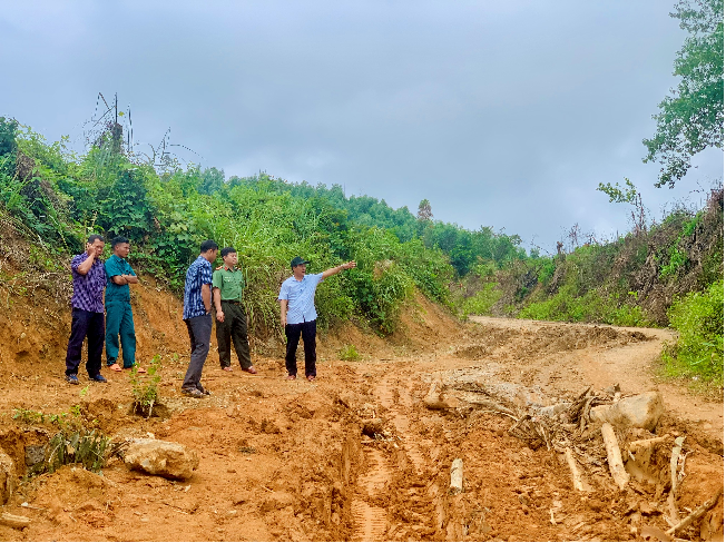 Đồng chí Phan Văn Cường – Phó chủ tịch UBND huyện kiểm tra công tác chuẩn bị phòng tránh, đối phó thiên tai năm 2023 tại dốc Chăm Chi – xã Canh Liên